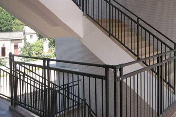 Dostosowana zewnętrzna poręcz metalowa balkon schody ganek okucia pokładowe rurowa stalowa balustrada aluminiowy system balustrad